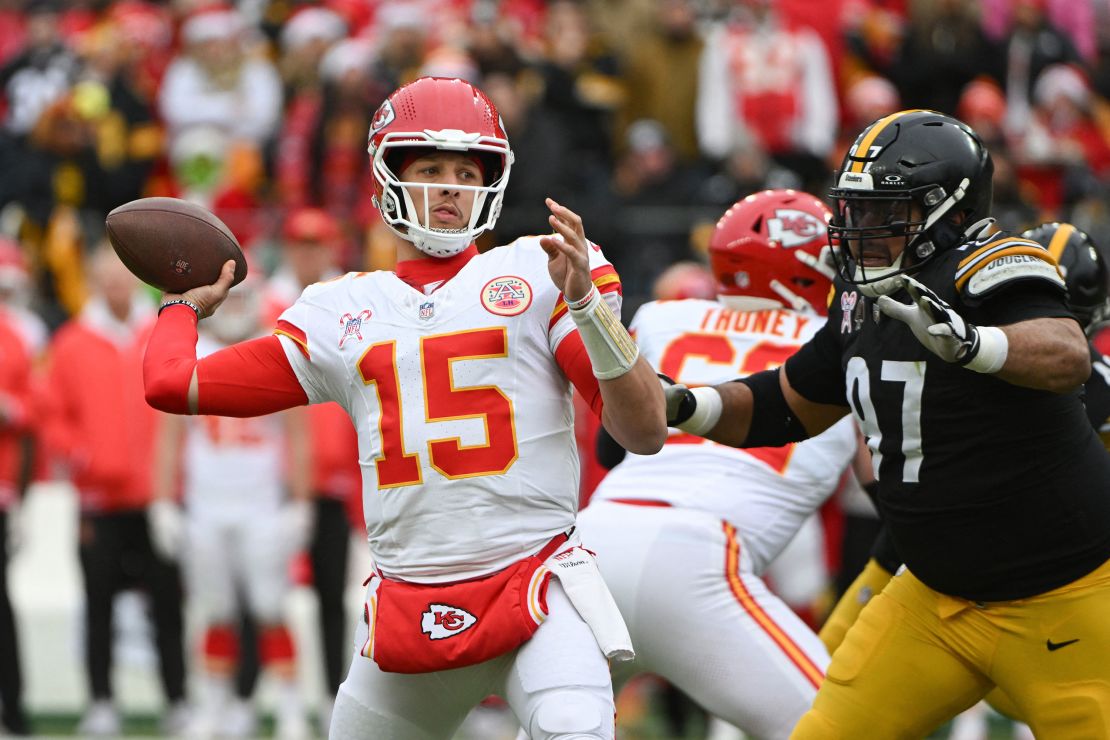 Mahomes (No. 15) is hoping to lead the Chiefs to a third straight Super Bowl title.