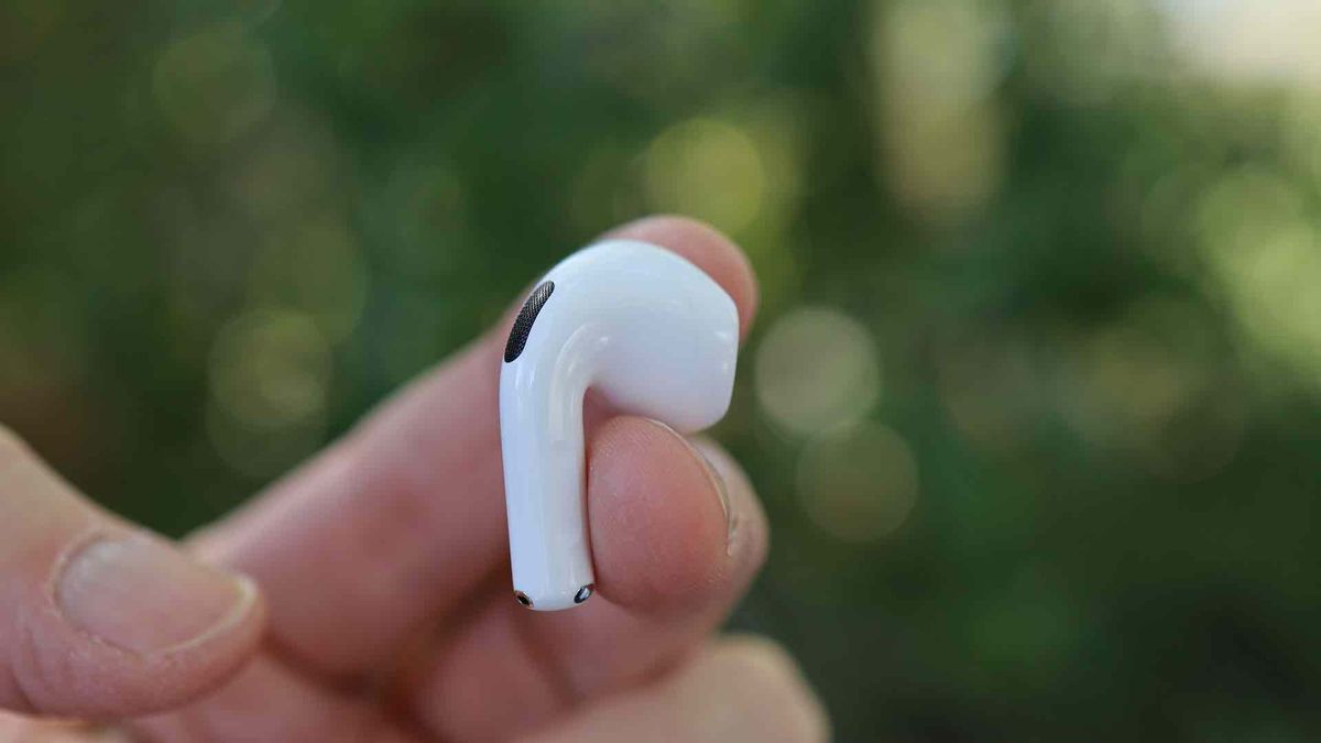 Apple’s banking on camera-equipped AirPods to trounce Meta smart glasses, but I’m not sure it’s enough