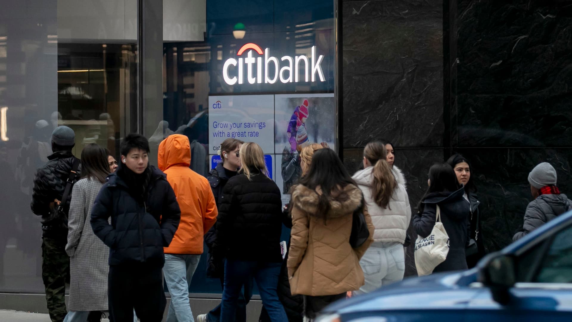 Citibank customers report fraud alerts and account access issues