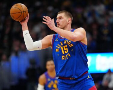 Jokić shoots over Domantas Sabonis in the first quarter.