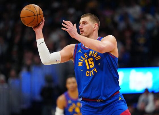 Jokić shoots over Domantas Sabonis in the first quarter.