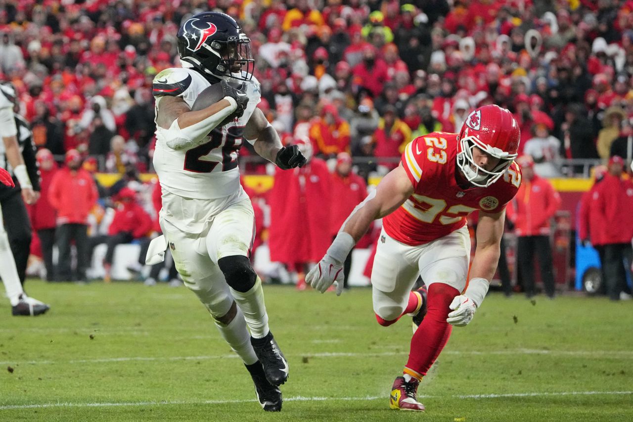 Houston Texans running back Joe Mixon runs the ball in for a touchdown.