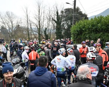 The peloton was forced to ride past cars and trucks during the Étoile de Bessèges.