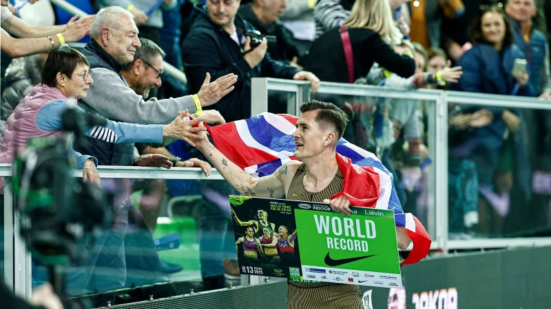 Jakob Ingebrigtsen breaks indoor mile and 1,500-meter world records in the same race | CNN