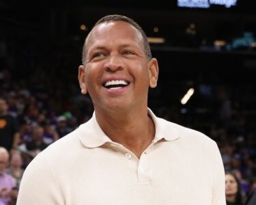 Alex Rodriguez banks in half-court shot to win $10,000 for Bucknell University student | CNN