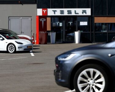 Tesla falls 8%, falls below $1 trillion market cap, on plunging European car sales