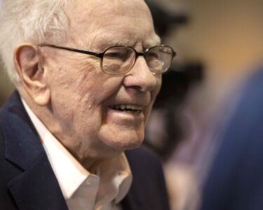 Warren Buffett amasses more cash and sells more stock, but doesn't explain why in annual letter