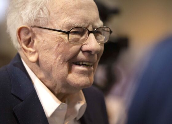 Warren Buffett amasses more cash and sells more stock, but doesn't explain why in annual letter