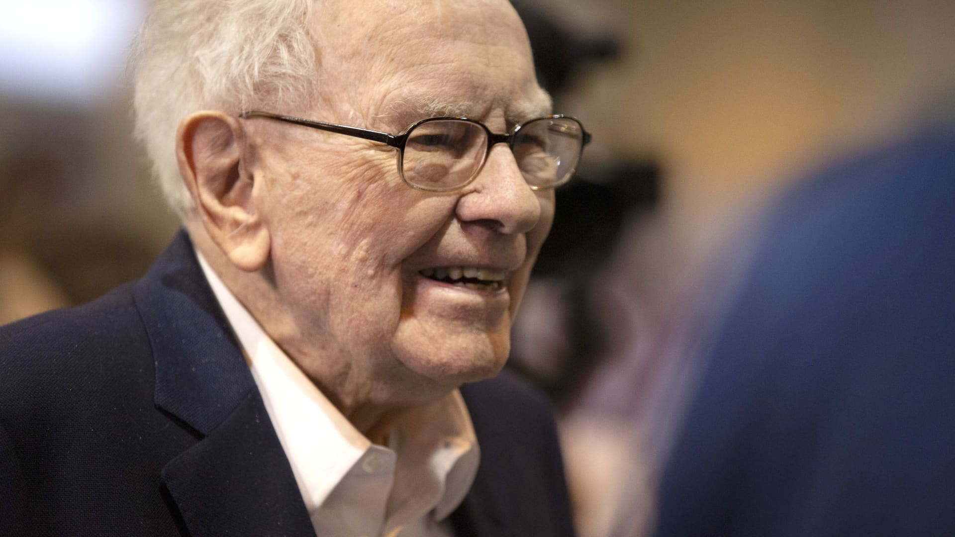 Warren Buffett amasses more cash and sells more stock, but doesn’t explain why in annual letter